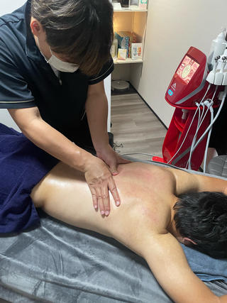 【ウルトラ筋膜リリース】
スポーツ選手も多数来店!
CHEST自慢の人気メニューです
筋膜リリースでコリやハリを徹底解消
深部までアプローチすることで、体の可動域が広がり、パフォーマンスアップにも◎
ラジオ波による温熱効果で血流促進
代謝アップや疲労回復にも効果的
肩こり・腰の重だるさからスポーツ後のケアまで幅広く対応
セルフケアでは届かない深層に働きかけるので、
「体が軽くなった」「動きやすい」と実感される方多数
痩身だけでなく、日常の疲れやスポーツコンディショニングにも最適!
CHESTでしか体験できない贅沢なボディケアをぜひご体感ください