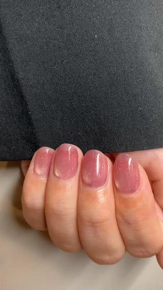少しだけキラキラが欲しい人におすすめ
フラッシュネイル️ 
