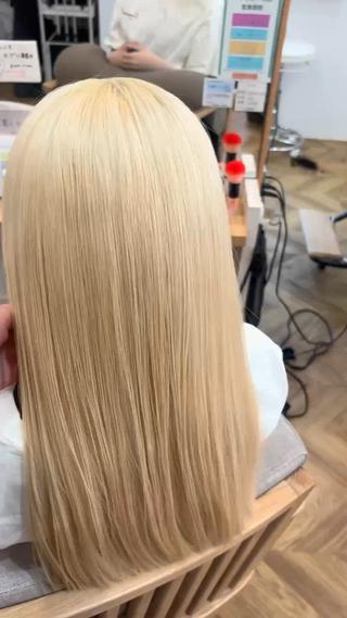 ロング カラー 肌に馴染むハイトーン /ミルクティーカラーのヘアスタイル