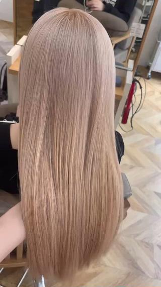 ロング カラー 肌に馴染むハイトーン /ミルクティーカラーのヘアスタイル