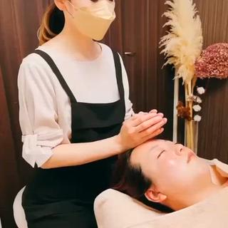 頭蓋セラピー施術風景の動画
頭蓋セラピーでは
頭を優しくソフトタッチで全身を癒していきます
普段からスマホやタブレット
お身体だけでなく頭(脳ミソ)にも
お疲れがたまりやすい環境です
睡眠の質も低下しやすいかと思います
頭蓋セラピーでディープリラックス
心地よい空間で癒されながら
ゆっくりと
お休みいただければと思っております
【頭蓋セラピーこんな方へ!】
・身体が重い
・肩や首がしんどい
・なんだか心がモヤモヤする
・夜寝れない
セラピー後は本当にすっきりいたします
頭蓋セラピー
60分 9,800円
・バランスカウンセリング
・頭蓋セラピー
・本日の振り返りと評価
・アフタードリンク