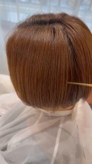 他店ではなかなか実感できなかった質感へ
ただツヤが出るだけではなく、硬さを感じさせない柔らかさとまとまりが特徴の美髪ケア
お一人おひとりの髪質やダメージレベルに合わせて薬剤をオーダーメイドで調合し、理想の質感へ導きます◎
ブリーチ毛やハイダメージ毛にも対応可能。
パサつきや広がりを抑え、思わず触れたくなるような艶髪に