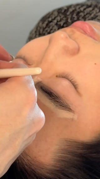 眉毛ワックスの施術動画です
丁寧に美眉を作ります♪