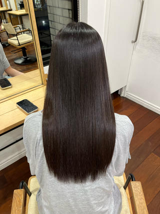 ︎縮毛矯正︎
大きなうねりのある癖毛さんでしたが薬剤を使い分けでサラサラ艶々に仕上げました