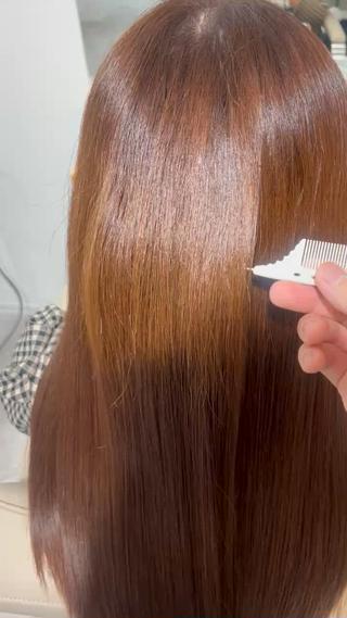 縮毛矯正でダメージしている髪にも低アルカリカラーと髪質改善トリートメントで艶髪に