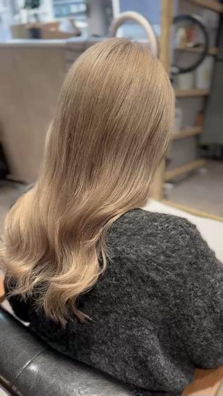セミロング カラー quill クイル　ツボイタクマのヘアスタイル