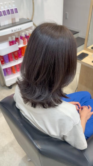 赤味、黄色味を抑えた透明感カラー

︎大人っぽく見せたい
︎柔らかく・上品な雰囲気にしたい
︎暗髪でも透明感がほしい
そんな人におすすめのカラーです 