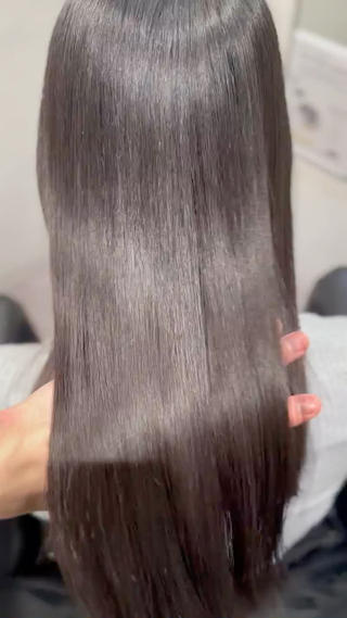 乾かすだけでまとまるナチュラルストレート
気になる広がりやうねりを抑えて、柔らかくツヤのある仕上がりに◎
