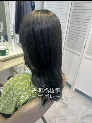 透明感抜群のオリーブグレージュカラー 