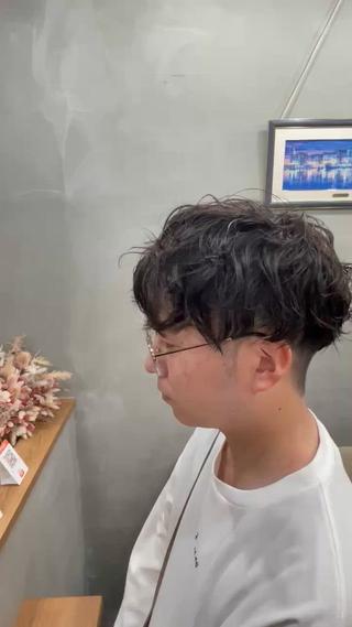 パーマが初めての方でも簡単にスタイリングできるスパイラルパーマ。横と後ろは2ブロックで刈り上げても、長さ残すスタイルでもお好みにあわせることができます。 