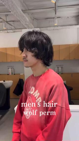 ウルフベースにゆるめのパーマをかけてラフな印象に。
古着やグランジファッションに相性抜群
スタイリング剤はバームとオイルを混ぜて仕上げてます
気になる事がありましたらお気軽にご連絡下さい。

〈メニュー〉
カット＋パーマ

〈所要時間〉
約2時間

〈営業の仕方〉
マンツーマン

〈営業時間〉
朝7:00〜夜23:00

#メンズヘア
#メンズカット
#メンズスタイル
#ウルフカット
#ウルフヘア
#ウルフパーマ
#メンズパーマ
#ニュアンスパーマ
#古着
#黒髪 