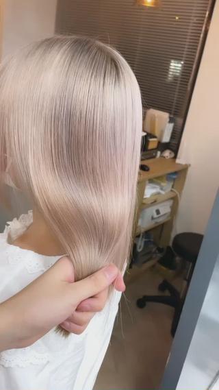 ホワイトベージュになります
ブリーチ2回〜
ブリーチ2回は4000円
ケアブリーチは2000円