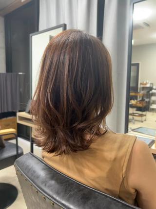 くびれミディ
コテ巻きに慣れてない方にオススメなヘアスタイルです

レイヤーは頭大きく見える、広がってまとまらないと思ってる方いらっしゃると思いますがそんな事ありません

適切な部分にレイヤーを入れて質感を調整すれば収まりますし、スタイリングの幅も広がります

逆に同じ長さで切り揃えてあるとお顔の重心がどうしても下の方にいってしまいお顔が長く見えてしまったり、動きをつけづらくなってしまいます

是非カットお任せください
ライフスタイルや骨格に合わせてデザインさせて頂きます
 