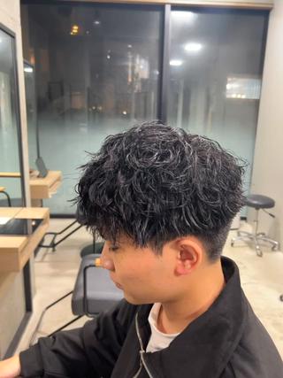 メンズ バタフライレイヤー/ ニシトモユキのヘアスタイル