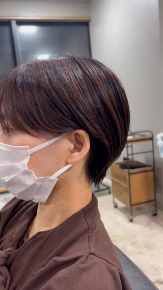 ショートボブ

耳にかけるとショートっぽくかけないとボブっぽく

長さがないとアレンジが効きにくいですがこのレングスならではの雰囲気の変え方だったり、アイロン操作があります！

スタイリングの仕方について詳しく伝えさせていただいております

是非カットお任せください！
ライフスタイルや骨格に合わせてデザインさせて頂きます 