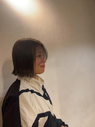 ぷつっとした外ハネボブ

ワンレンボブでも、どこに長さを設定するかによって見られ方が凄く変わります

是非カットお任せください 
