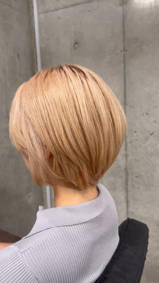 ショート バタフライレイヤー/ ニシトモユキのヘアスタイル