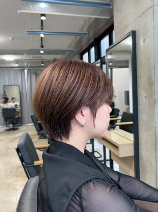 ショート バタフライレイヤー/ ニシトモユキのヘアスタイル