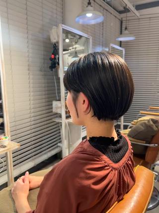 ショート バタフライレイヤー/ ニシトモユキのヘアスタイル