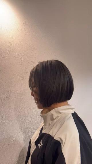 自然に丸く収まるボブ

ボブのラインの長さによっては外ハネにもなる2wayスタイルです

朝時間ない時は内巻きで、お出かけ前などは外ハネみたいに使い分けもアリだと思います 