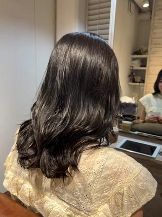 ミディアム バタフライレイヤー/ ニシトモユキのヘアスタイル