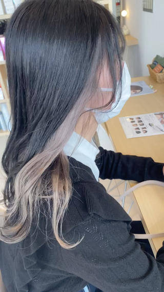 ブリーチ二回でホワイトベージュカラーに!
色落ちも可愛いししっかり抜けてくれるので次のカラーにも支障ありません!
イルミナカラー+ダメージレスケアブリーチ使用