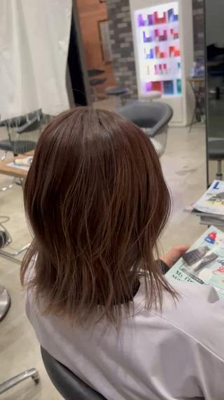 ハイライトデザインしたお客様
ハイライトを入れることによって立体感が出て動きを表現しやすくなるスタイルになり白髪とかもボケて立体感や白髪が気になる方にオススメのカラーデザインになります