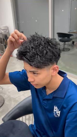 パーマ メンズ ヴァンキャトル 山口裕真のヘアスタイル