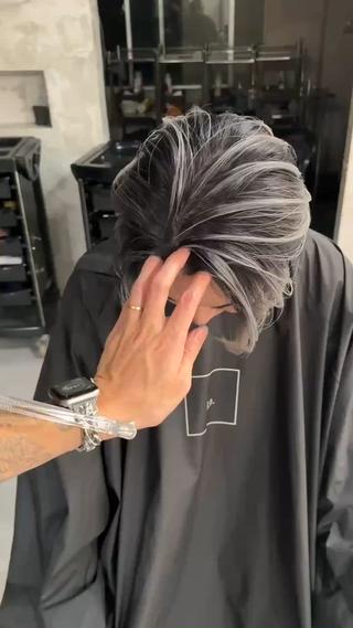 ショート カラー パーマ メンズ メンズハイトーン メンズバレイヤージュのヘアスタイル