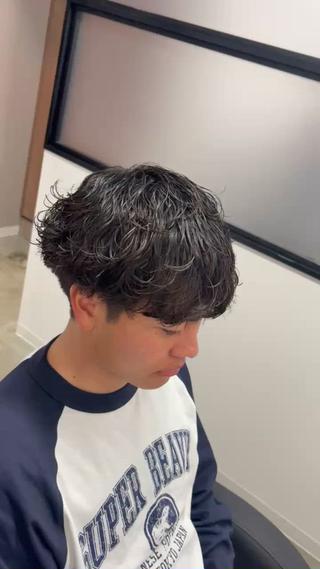 綾野剛パーマ

■ どんなパーマ？

* 強いカールは出さない
* 根元〜中間に**自然な動きと影（シャドウ）**をつける
* ぱっと見は直毛っぽいのに、触ると動きがある

「パーマかけてる感が出ないパーマ」 