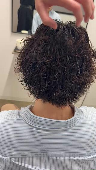 surf Carl

■ どんな質感？

* 波っぽいカール（強すぎない）
* 毛先は逃げるような動き
* 濡れ感スタイリングが相性◎
* 作り込みすぎない自然なラフさ 