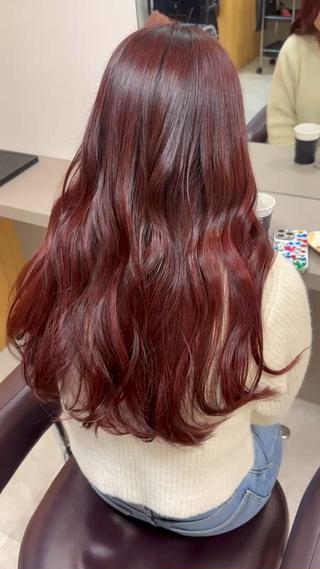 ブリーチ無しのダブルカラー
艶々赤髪
元々髪色の明るいカラーの方は
ワンカラーでも可能です