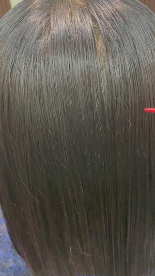 このツヤですよ！！
異次元です
広がるのも抑えてくれて、低ダメージなのでブリーチ毛の方にもおすすめできる髪質改善です♪ 