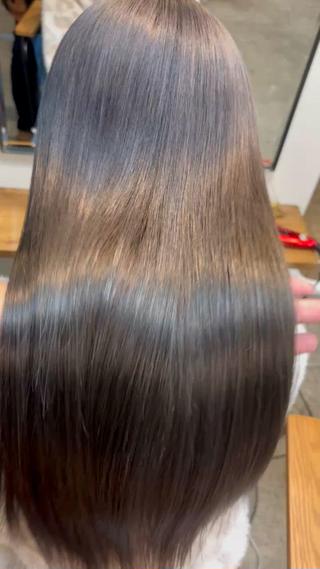 艶感が凄すぎるシルバーカラー
冬は透明感がある寒色カラーがオススメです!
ブリーチをしてもなるべくダメージがないようにしていきます!