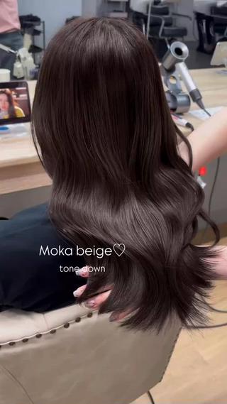 moka beige♡
ブリーチ毛からのtonedown
根元からのつなぎ目も馴染むように綺麗に
仕上げます
暗めでも重たく見えない透明感たっぷりのカラー
得意です
絶対に可愛くするので、気になる方・してみたい方
お気軽にご連絡ください
Instagram ▷ @lity_ai_ྀི