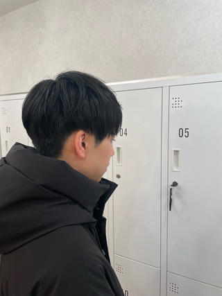 もみあげと、襟足はスッキリと刈り上げてラインのあるマッシュヘア
 表面を短くしているのでドライヤーだけで動きが出ます 