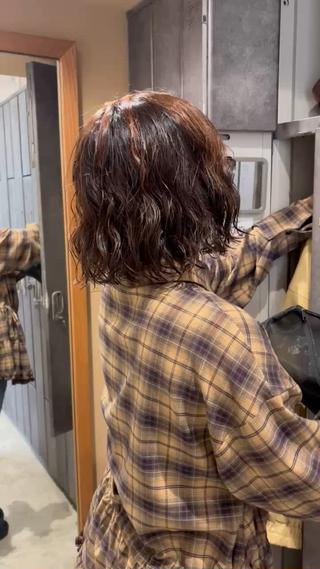 可愛いゆるふわボブパーマ
スタイリングの仕方で雰囲気変わります
今回はウエットな質感のフラックスポーション仕上げ!