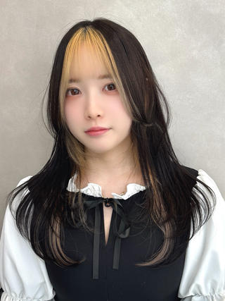 【カット】
広がりやすいレイヤーでもまとまるように心がけてカットしております!ナチュラルなレイヤーから動きたっぷりのハイレイヤーまで幅広く対応しております!
前髪や顔まわりは普段のライフスタイルに合わせて扱いやすいように提案させていただいております!
お気軽にご相談ください!
【カラー】
フェイスフレーミングで顔まわりに明るい部分を残して顔色が明るくなるようにカラーリングしております!
ご予約の際はブリーチメニューでご予約下さい!