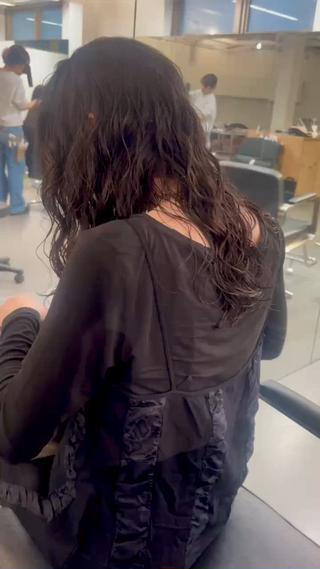 ロングのパーマは質感と手触り良く。
綺麗な髪はいい雰囲気がでます◎ 