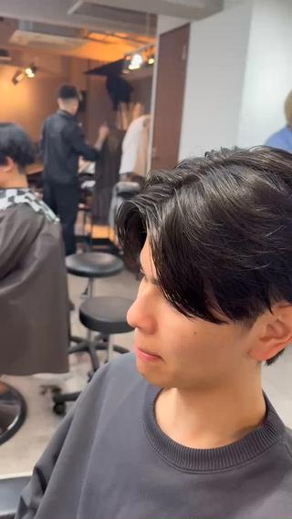 朝3分で決まるセンターパート」

・ワックス適当でもOK
・直毛でも流れるようにカット
・女子ウケ安定のやつ

“初センターパート”も任せてください 