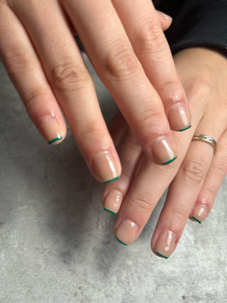 オフィスネイルライナーフレンチをお好きなカラーで個性と、シンプルを同時に叶えられます 
