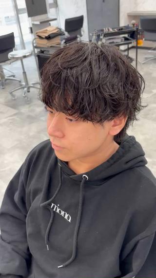 狸小路5丁目 メンズカット専門サロン
【HOMME BLANCHE'】
韓国スタイルで大人気なシャドウパーマ
無造作なふわふわとしたスタイルが好きな方必見です!