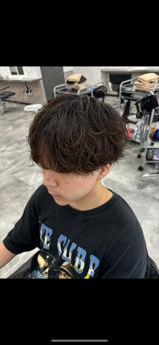 流行りのシャドウパーマです
韓国スタイルで、無造作な動きなのでラフにセットすることができます
