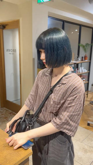 根元残し くすみブルー
(1ブリーチ)
本来ブルーは2〜3ブリーチ必要ですので
ご相談ください