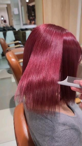 高発色で深みのある赤 