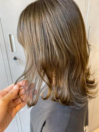 毛先が外ハネになるようにカットしています!表面にはレイヤーを入れて動きが出るように!
カラーは明るめのグレージュ系を。
ブリーチが必要な場合もあるのでご相談下さい!