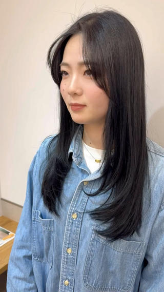 ロングのレイヤーカット
透明感のあるブルーブラック
結べる位置からのレイヤーなので扱いやすいです！
前髪は上げても下げてもいい2wayバングです！ 