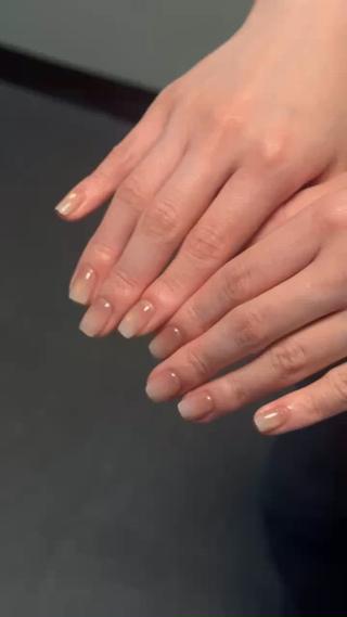 puru puru pinkmagnet
白グラ×ゴールドライン‧⁺ ⊹˚.
Instagram @momoka_eel
【期間限定】
オフモデル様 募集しております
現在、技術向上のため
**ネイルオフモデル様**ご案内しております
平日・土日どちらもご案内可能です◎
青山一丁目駅 徒歩2分
AOYAMA FOR ONE BILD 2F
お問い合わせはDMにて
お気軽にご連絡お待ちしております
自爪を傷つけないよう丁寧なオフを心がけております