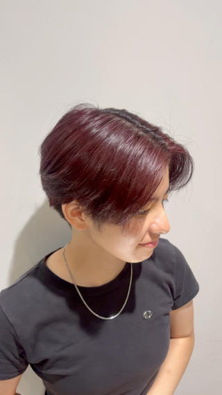 深みのあるワインレッドカラー
ツヤ感たっぷりで大人っぽく、派手すぎない赤みが魅力
「赤すぎるカラーは苦手…」という方にもおすすめです
室内では落ち着いた印象、光に当たるとほんのり赤みが見えて透明感もUP