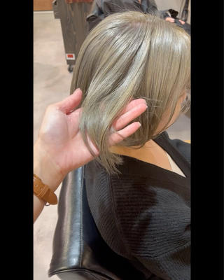 グレーベージュ